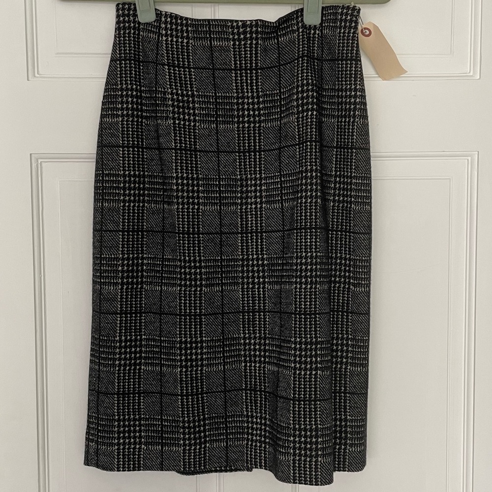 Hugo Boss herringbone pencil skirt. Size 4.